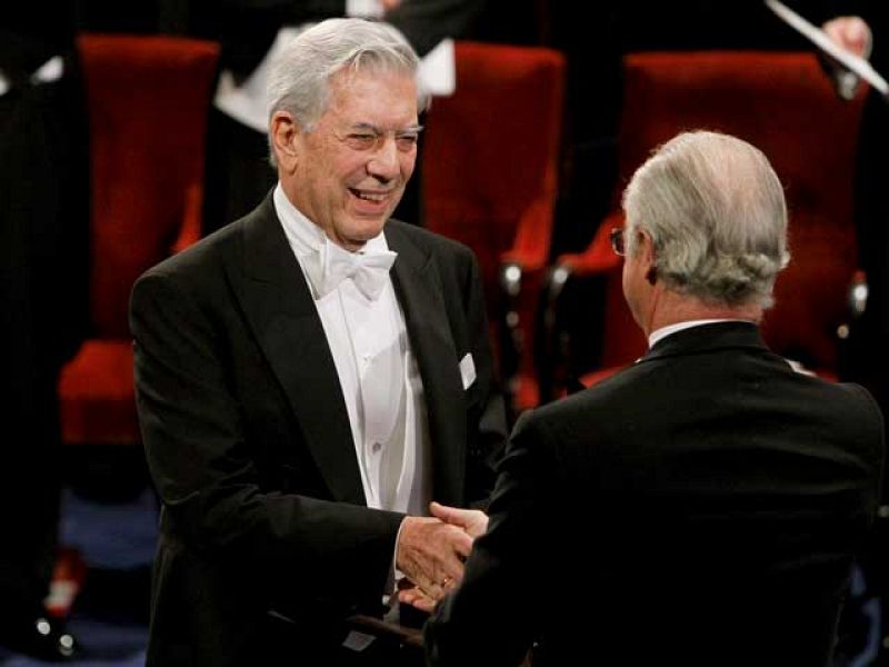 Vargas Llosa recoge el Premio Nobel de Literatura arropado por su familia