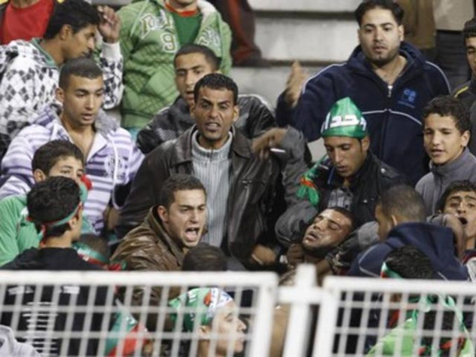 Al menos 150 personas resultaron heridas ayer en un enfrentamiento después del partido de fútbol que jugaron los equipos más importantes del campeonato local