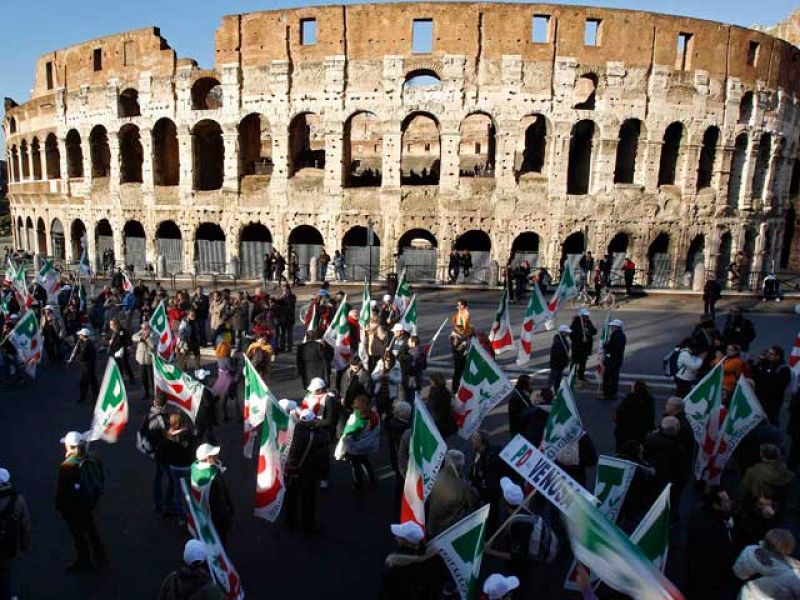 Multitudinaria marcha en Roma contra el Gobierno de Berlusconi