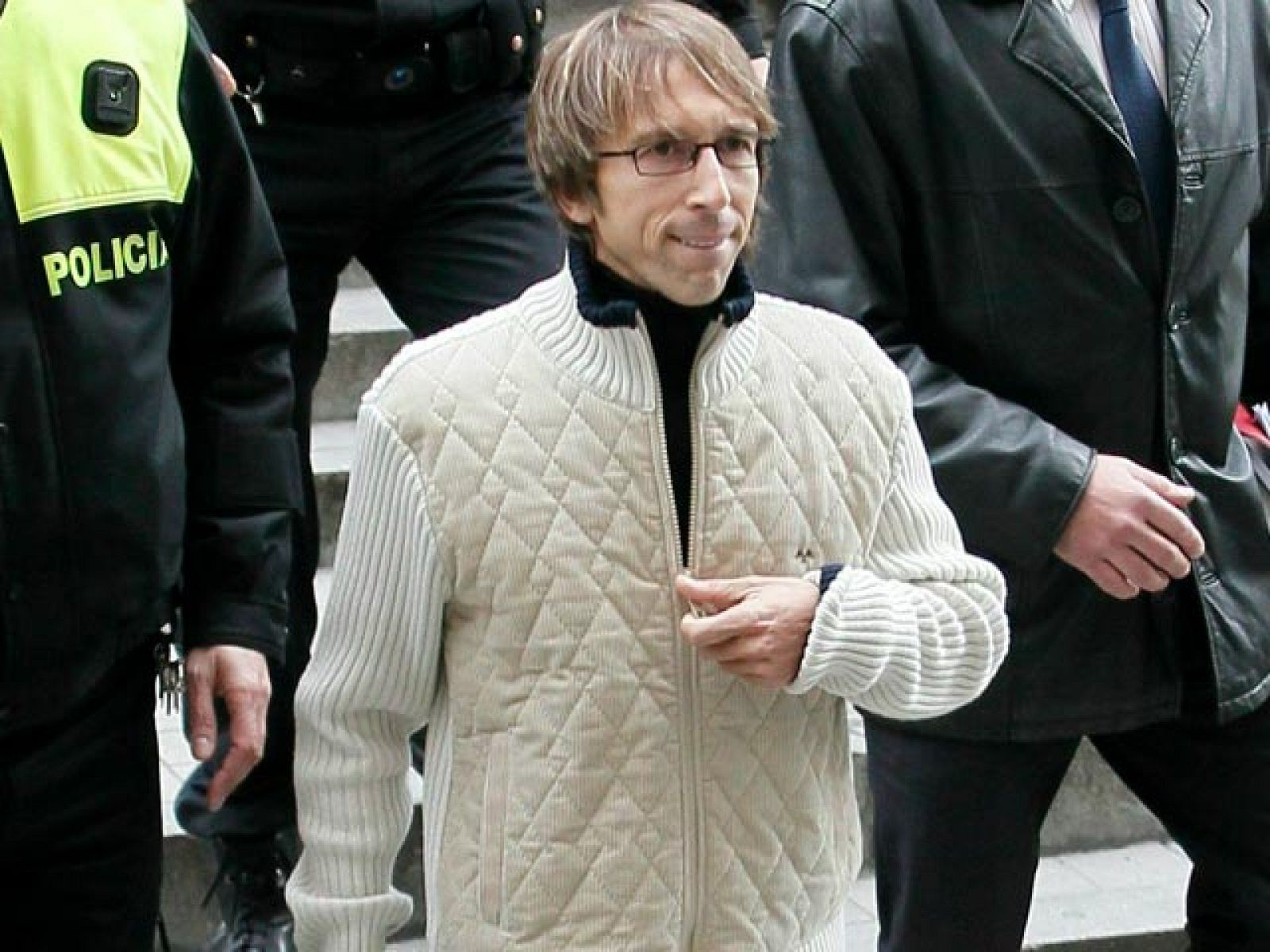 El ex atleta habló a la salida de los juzgados, donde acudió a prestar declaración de forma voluntaria para aclarar su relación con el caso de la 'Operación Galgo'. Asegura que se ha hecho daño a su familia, a su carrera como fisioterapeuta