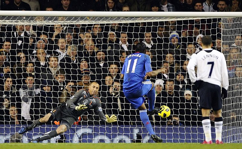 Drogba da un punto al Chelsea ante el Tottenham y falla un penalti