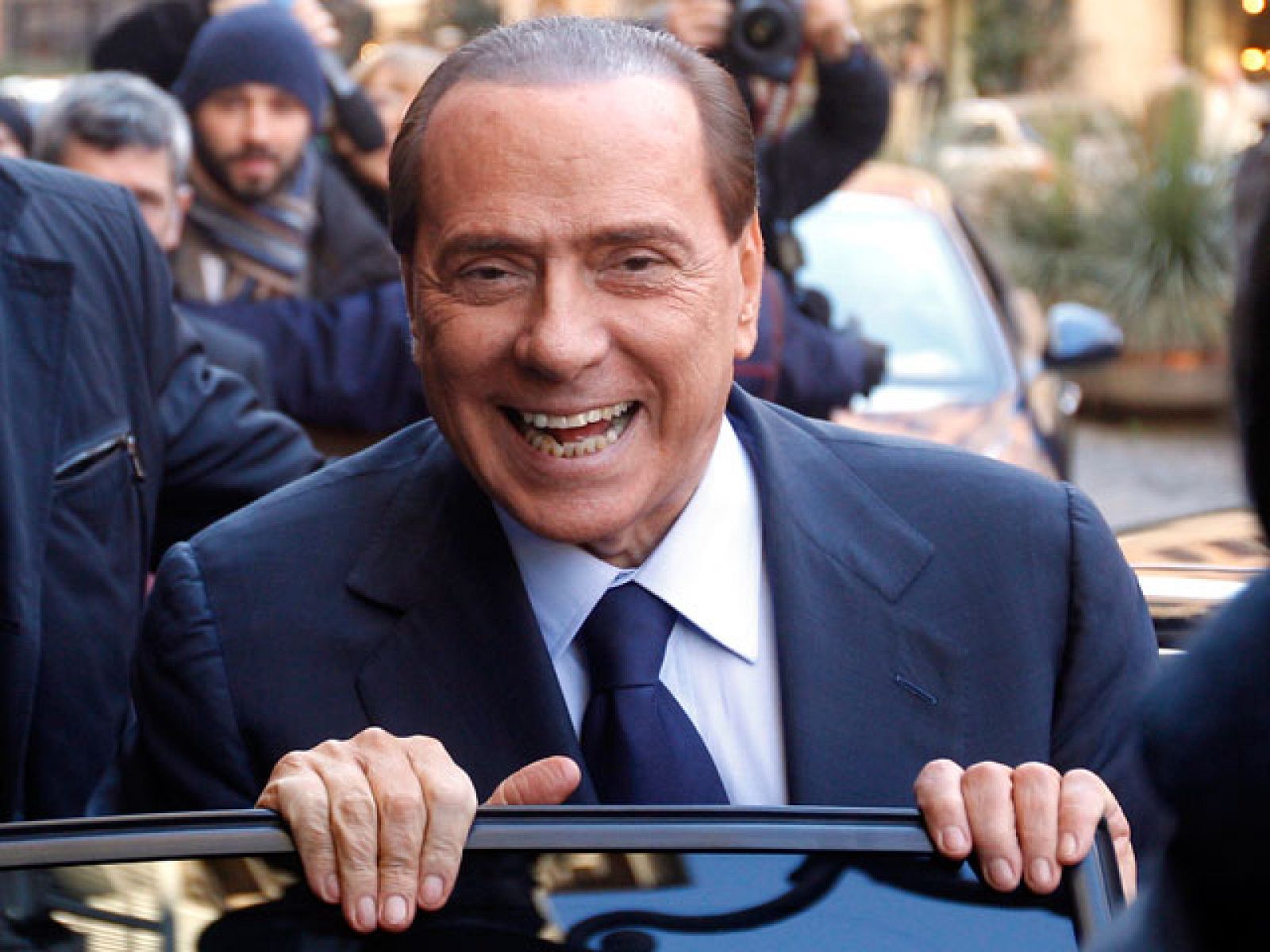 Berlusconi pasa apuros políticos pero sigue contando con apoyo popular | Ver