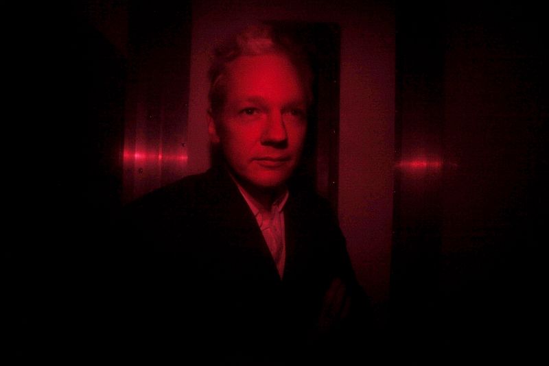 El fundador de Wikileaks acude desafiante a su cita con la Justicia británica