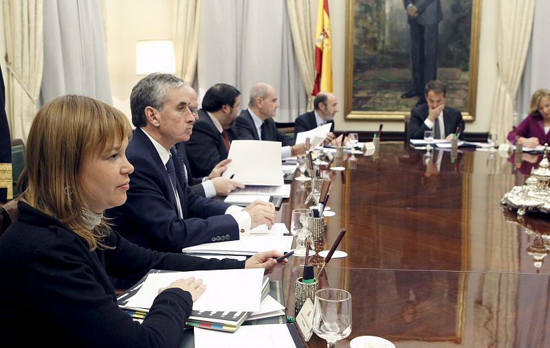 Zapatero pedirá prorrogar la alarma por la crisis de controladores al menos hasta después de Reyes