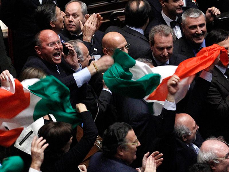Berlusconi sobrevive con una mayoría agónica a la moción de censura en plena tensión nacional