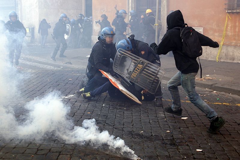 Batalla campal entre la Policía y manifestantes anti Berlusconi en el centro de Roma