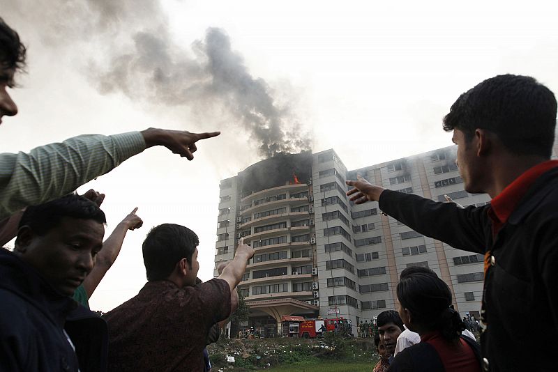 Al menos 22 muertos y más de un centenar de heridos en un incendio en Bangladesh