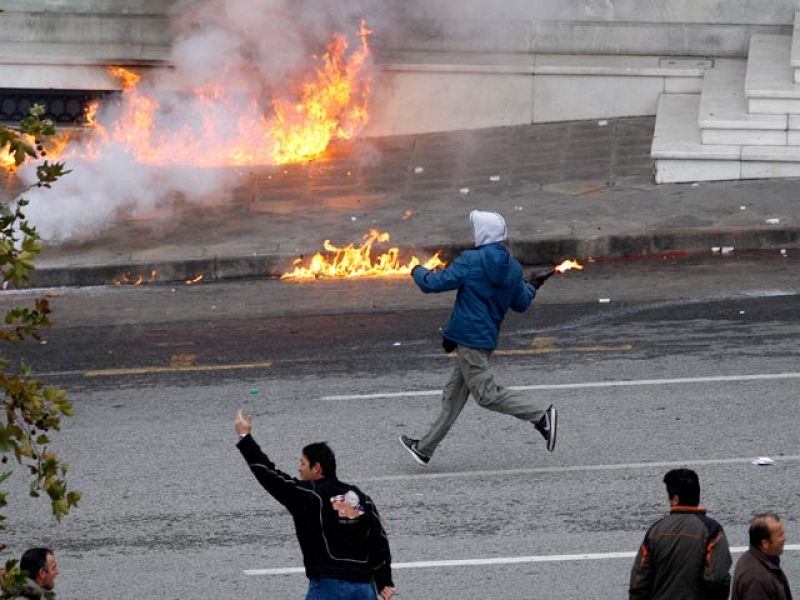 Cócteles molotov y un ex ministro herido en la octava huelga general que paraliza Grecia