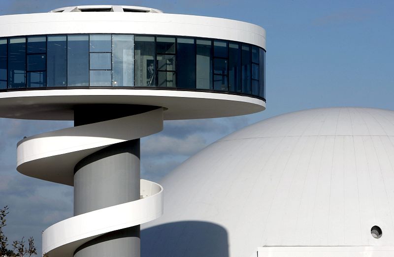 El centro cultural Neimeyer de Avilés, a la altura de la torre Eiffel
