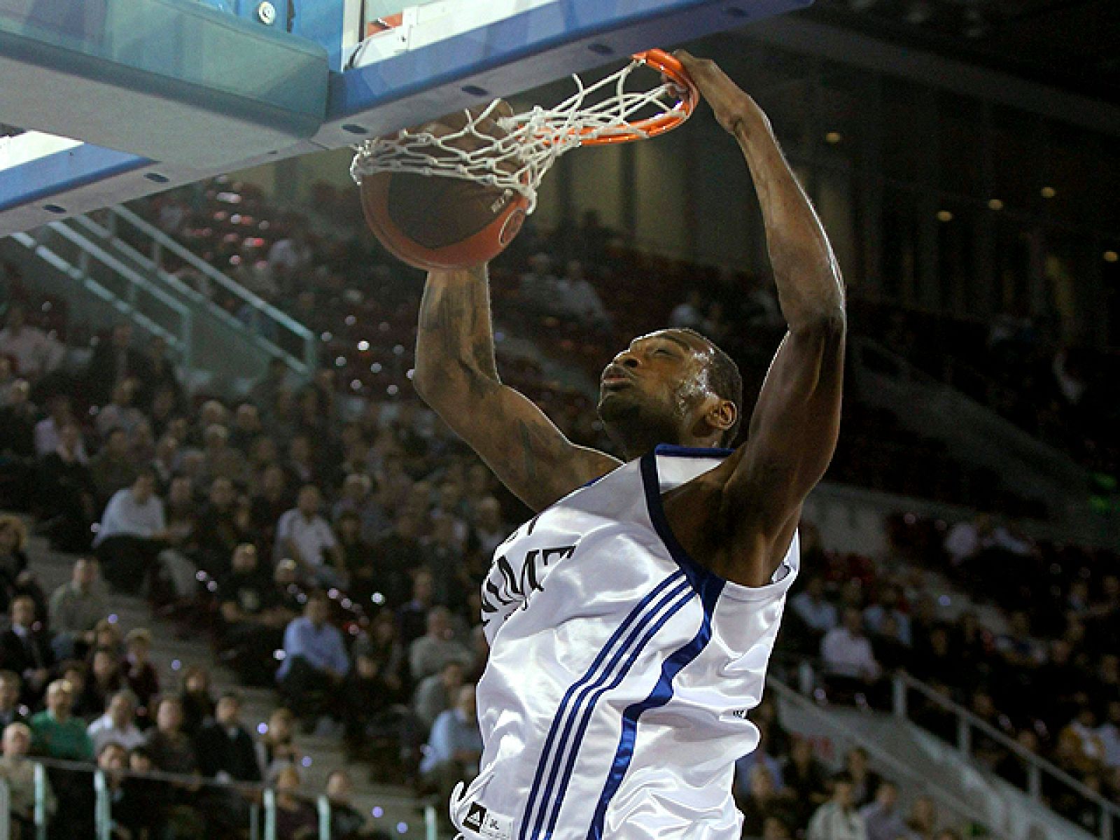 El Caja Laboral recibe al Real Madrid en un duelo en el que los vitorianos esperan frenar al líder de la ACB y para ello contarán con el estreno de Pape Sow como nuevo jugador baskonista. [En directo, este sábado a las 17:30h en RTVE.es]