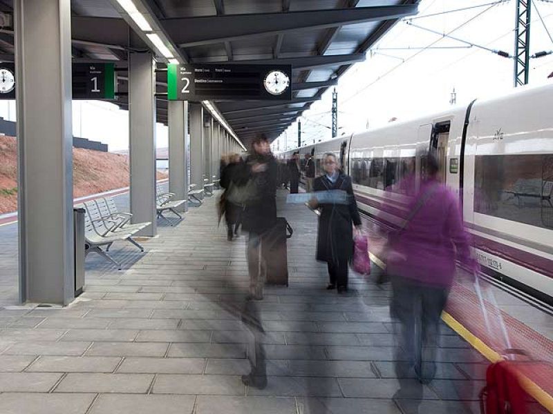 EL AVE entre Madrid y Valencia ya funciona para el público