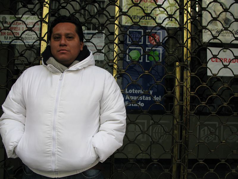 Nueve horas esperando para conseguir un décimo a pocos días del sorteo de Lotería de Navidad