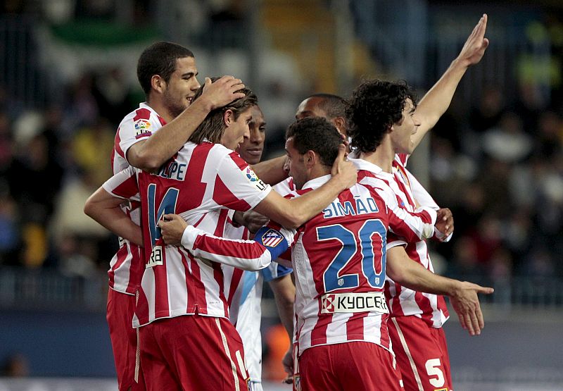 El Atlético golea al Málaga y se acerca a Liga Campeones