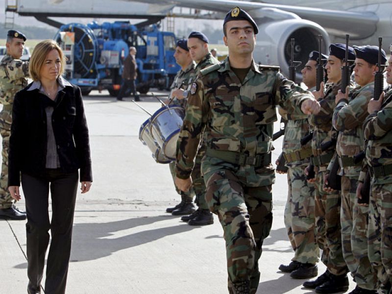Chacón visita por sorpresa a las tropas en el Líbano y se reúne con las autoridades del país