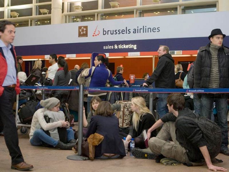 El temporal cancela o atrasa dos tercios de los vuelos de los grandes aeropuertos europeos