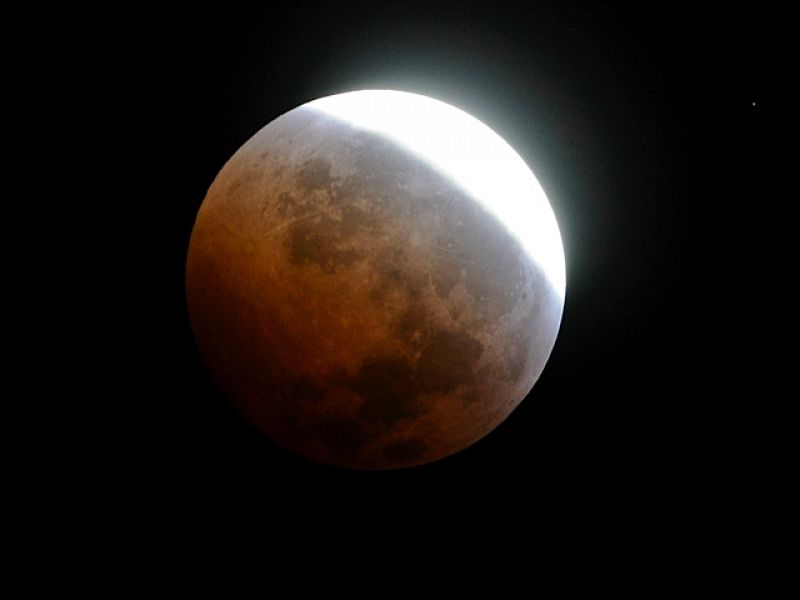 Un eclipse total de Luna a la sombra del Teide