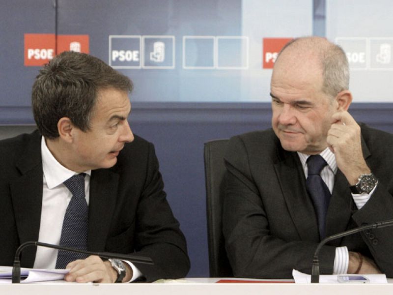 Zapatero dice que sólo una persona del PSOE sabe si repetirá como candidato o no