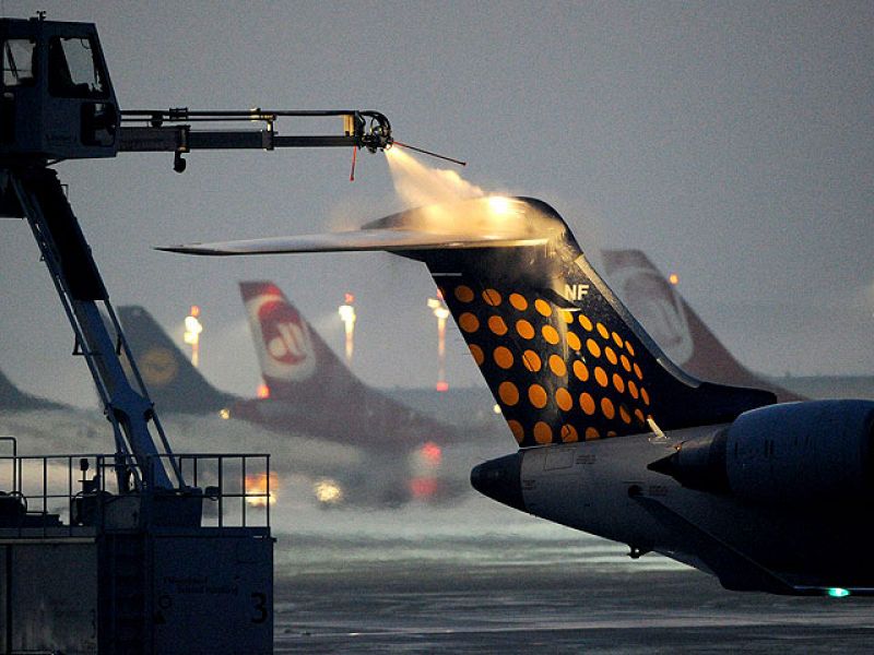 A tres días de Navidad la nieve amenaza con continuar bloqueando los aeropuertos europeos