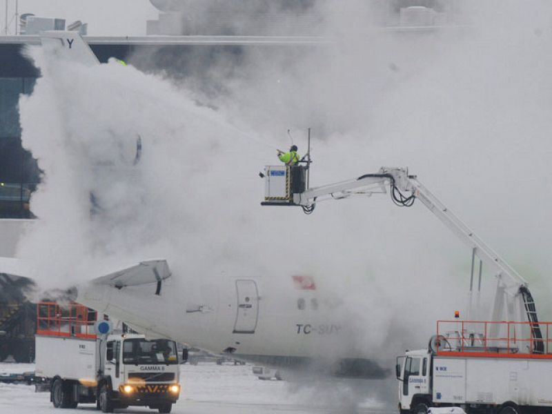 El caos por el temporal sigue azotando Europa aunque se reducen a 1.000 los vuelos cancelados