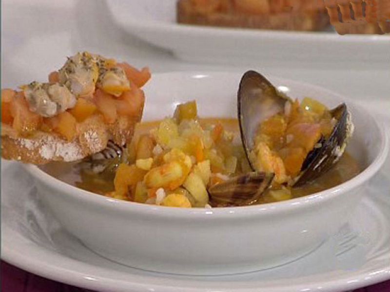 Sopa de marisco con tosta y berberechos
