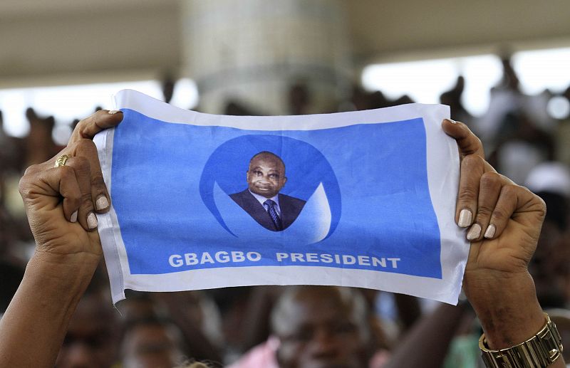 Gbagbo hace un primer gesto pero insiste en que no abandonará el poder en Costa de Marfil