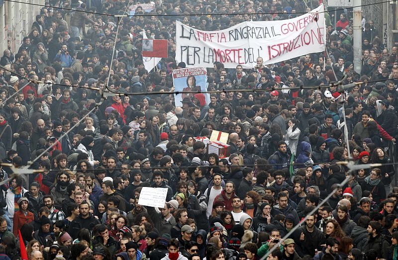 Miles de estudiantes vuelven a la calle contra Berlusconi en una Roma blindada