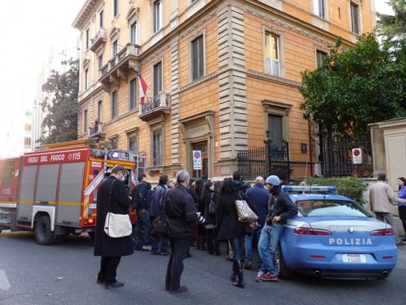 Estalla un segundo paquete bomba en otra embajada de Roma y ya son dos los heridos