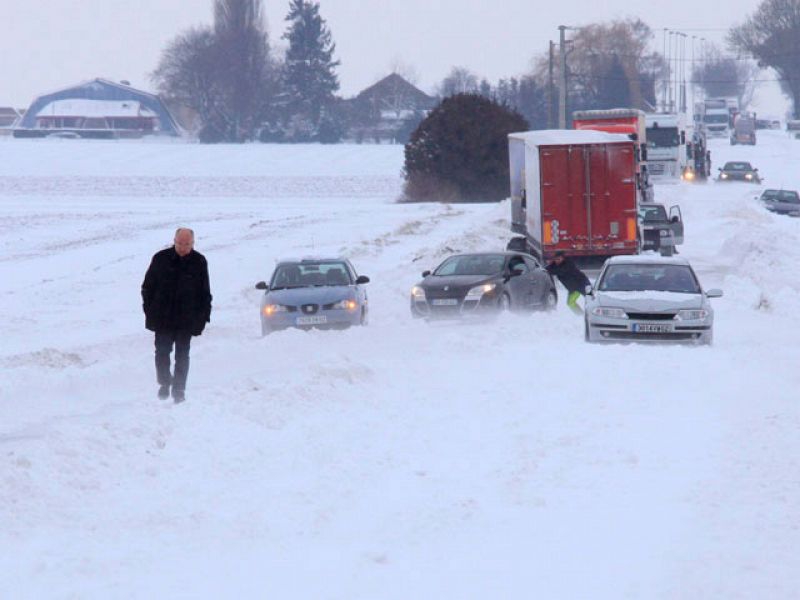 El temporal en Europa obliga a miles de personas a pasar la Nochebuena lejos de sus familias