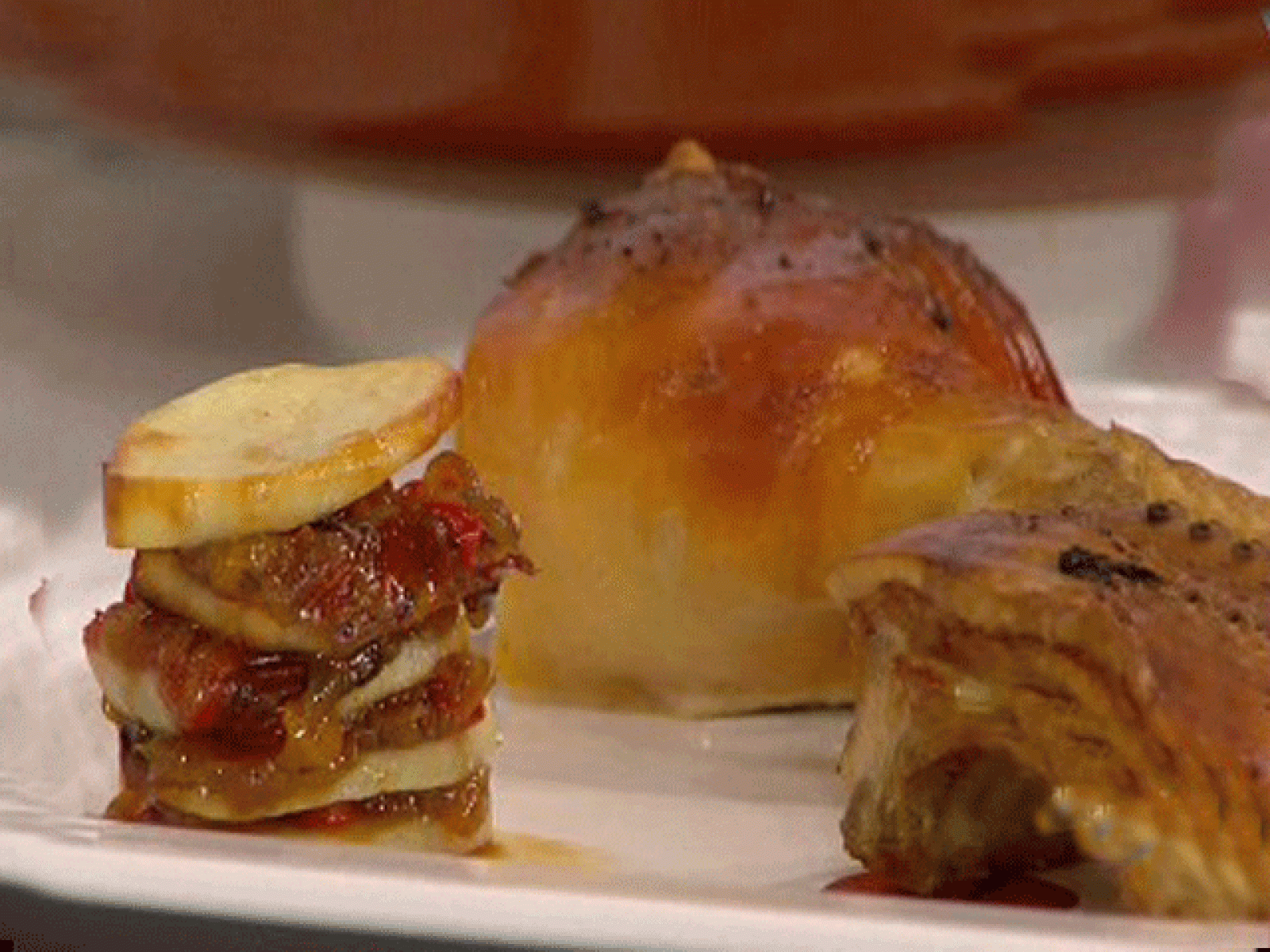 Saber cocinar - Cochinillo asado con patatas rellenas de cebolla caramelizada (24/12/10) - RTVE Cocina | Ver
