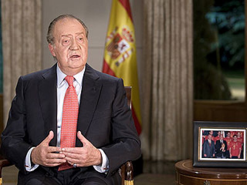 El Rey alienta a los españoles a "desterrar el desánimo y levantar la cabeza" ante la crisis