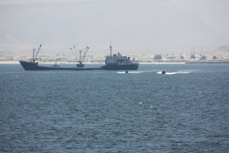 Los piratas somalíes mantienen secuestradas a más de 700 personas y 42 barcos