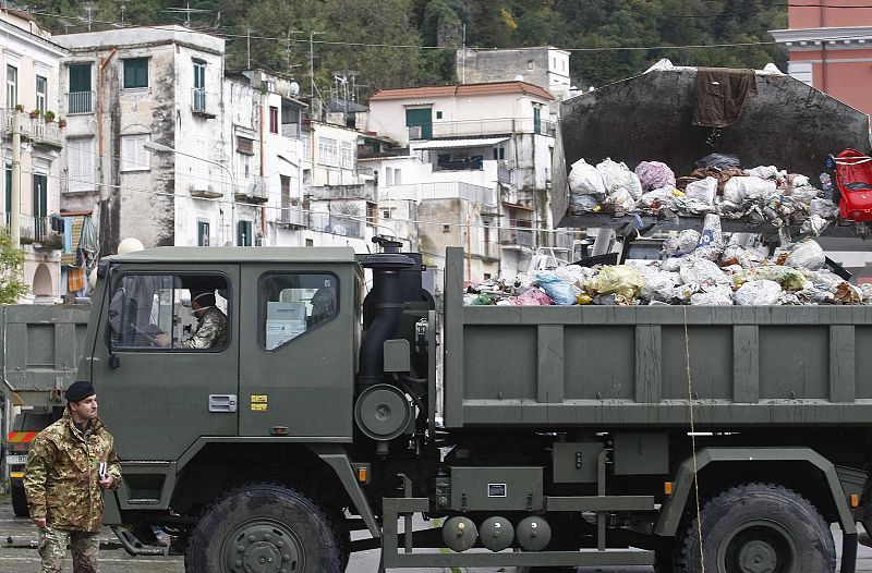 El Ejército italiano recoge 1.200 toneladas de basura de las calles de Nápoles