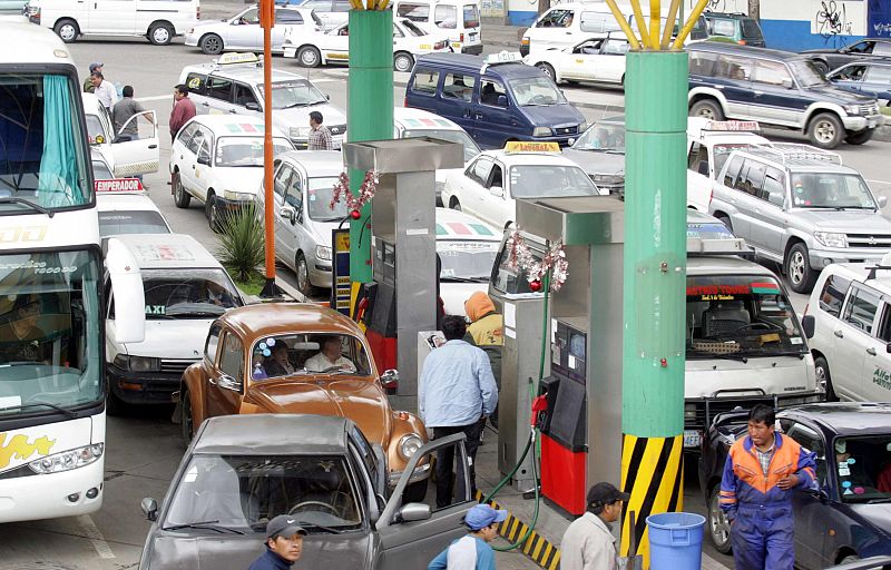 Bolivia sube por decreto entre 57% y el 87% el precio de sus combustibles