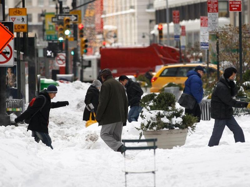 Reabren los aeropuertos de Nueva York tras más de un día cerrados por el temporal de nieve