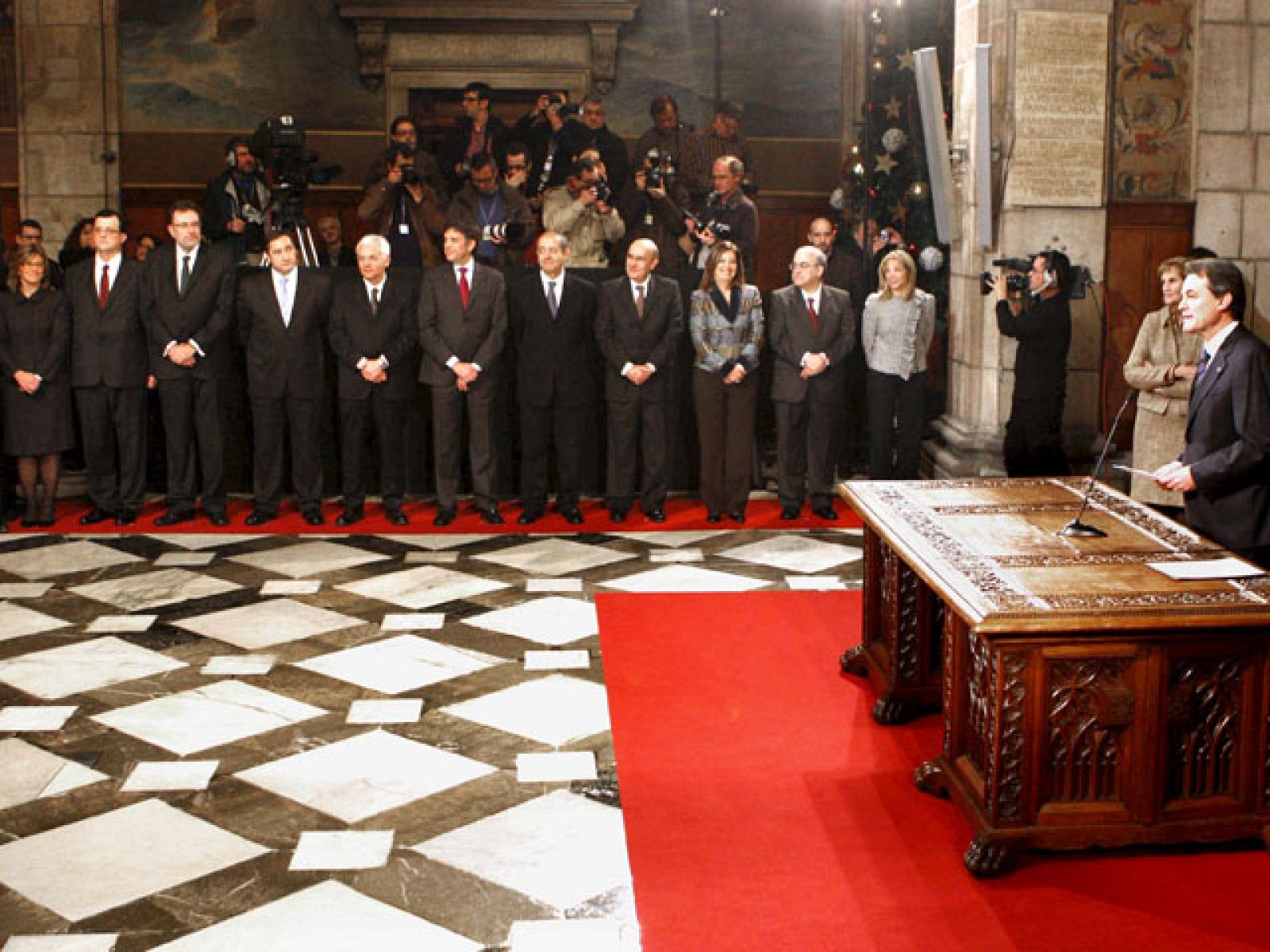 Los once consejeros del nuevo Gobierno catalán han prometido sus cargos