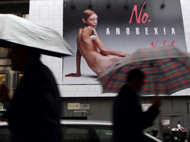 La actriz francesa que denunció la anorexia con su cuerpo desnudo muere a los 28 años