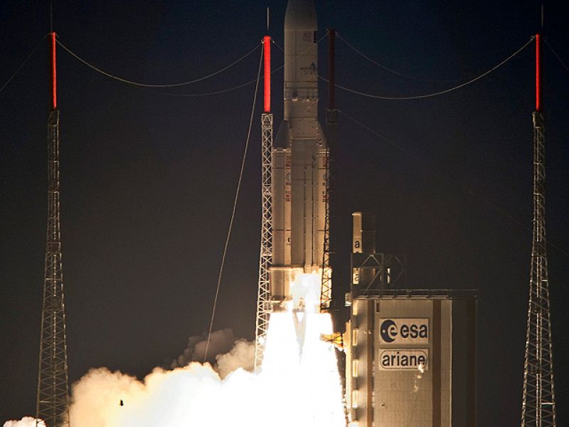 El satélite de comunicaciones español Hispasat 1E, rumbo al espacio a bordo de un Ariane-5