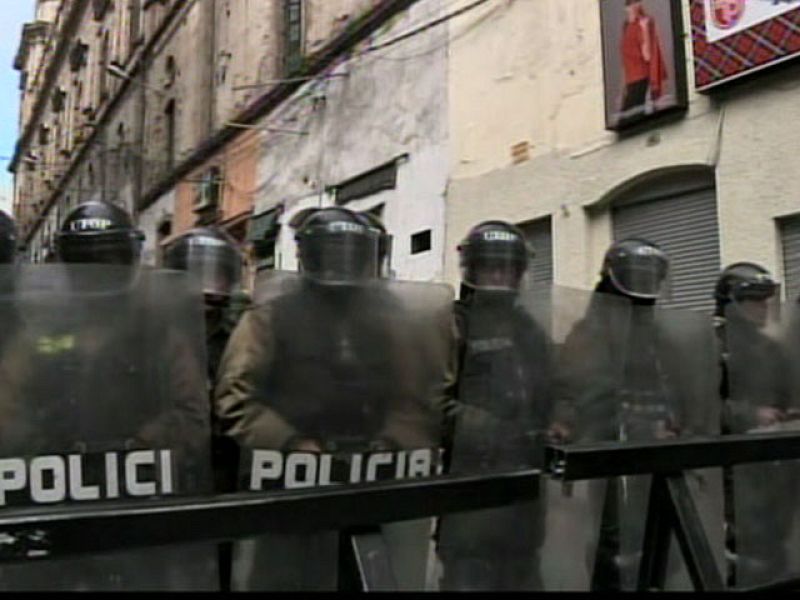 Protestas, cortes de carreteras y quema de vehículos en Bolivia contra el 'gasolinazo'