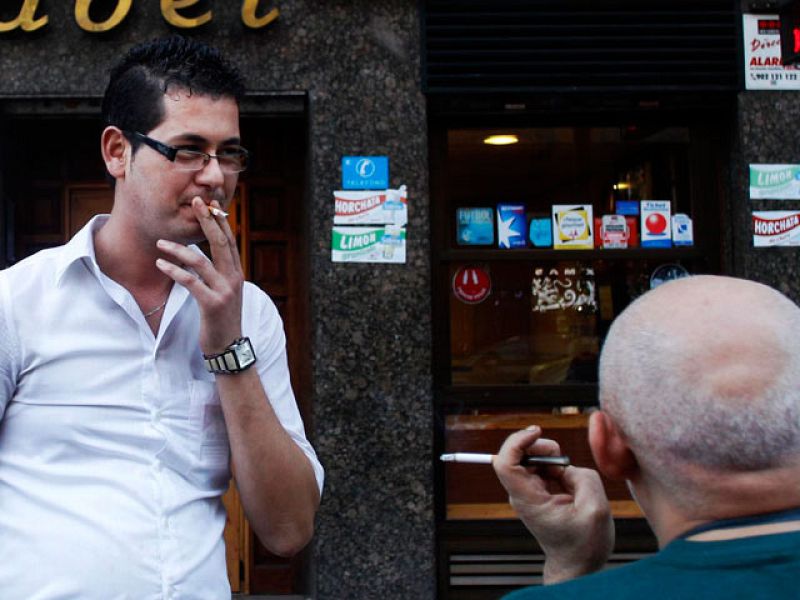 Resignación sin humos ante la Ley Antitabaco: "Al final tendré que dejar de fumar"