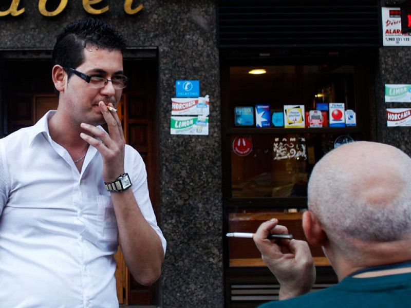 Resignación sin humos ante la Ley Antitabaco: "Al final tendré que dejar de fumar"