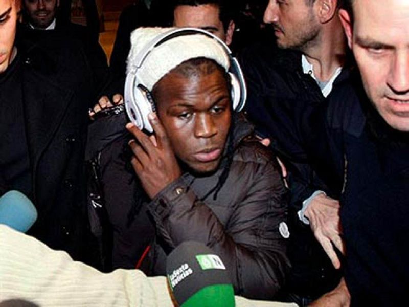 Drenthe, escoltado e increpado a su llegada al aeropuerto de Alicante