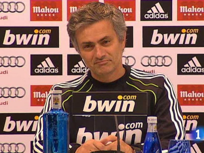 Mourinho se resigna a no fichar delanteros: "Juega Benzema, no tengo otro"