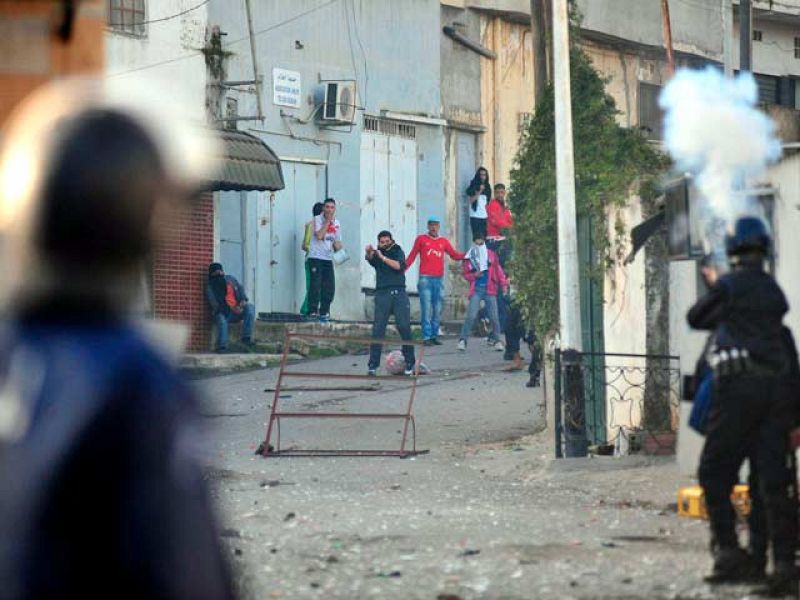 Tres muertos por proyectiles de la policía en los disturbios en Argelia