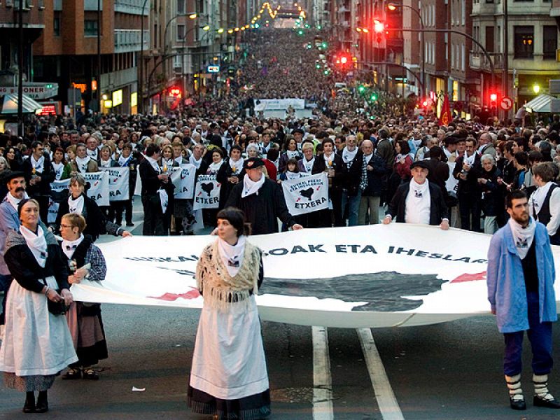 Miles de personas se manifiestan en Bilbao a favor de los derechos de los presos de ETA