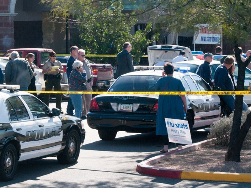 Un hombre mata a seis personas y hiere de gravedad a una congresista demócrata en Arizona