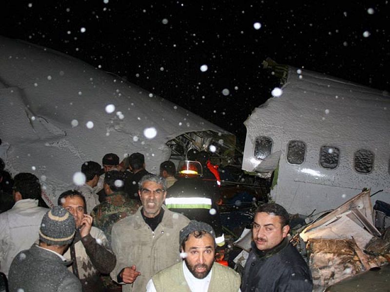 Al menos 77 muertos y una treintena de supervivientes en un accidente de avión en Irán