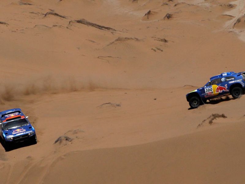 Al Attiyah gana la octava etapa del Dakar y arrebata el liderato a Sainz