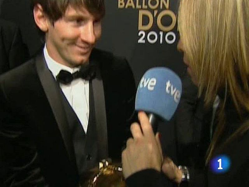 Messi supera a Iniesta y Xavi y se alza con el BalMessi supera a Iniesta y Xavi y se alza con el Balón de Oro 2010