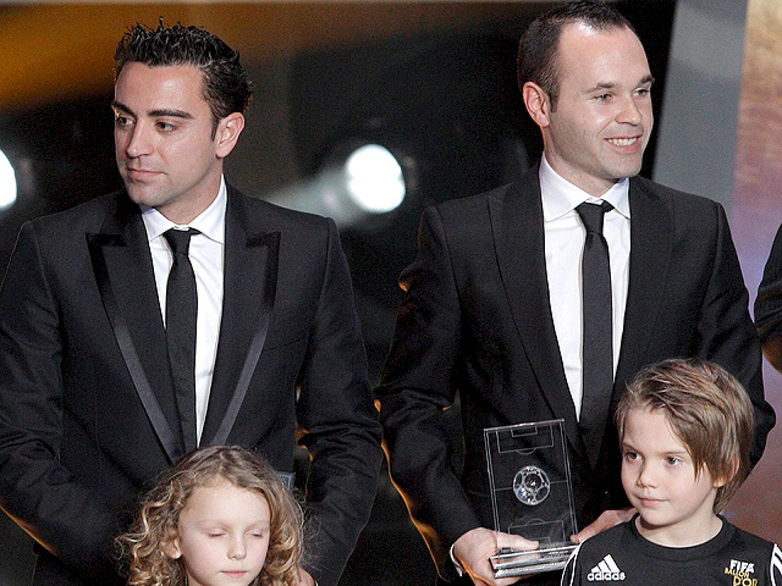 El voto a la campeona del Mundo se dispersó entre Xavi e Iniesta, lo que perjudicó a sus candidaturas, ya que la mayoría apostó por uno de los dos pero no por ambos, como hicieron, entre otros, el seleccionador de Camerún Javier Clemente.