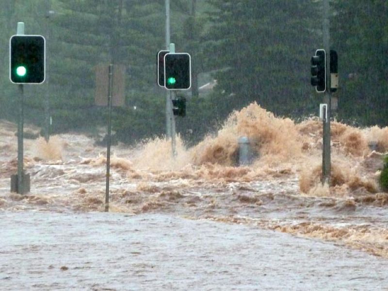 Miles de personas abandonan la tercera ciudad de Australia, amenazada por las inundaciones